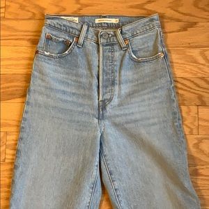 Levi’s ribcage in 26. Fits like a 25. DO NOT BUY.